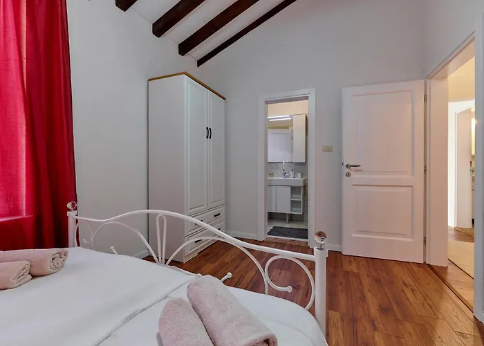 Spadici 80m From The Villa Poreč